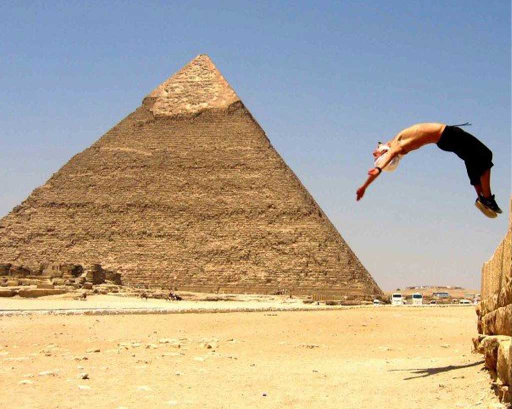 Backflip ved pyramiderne