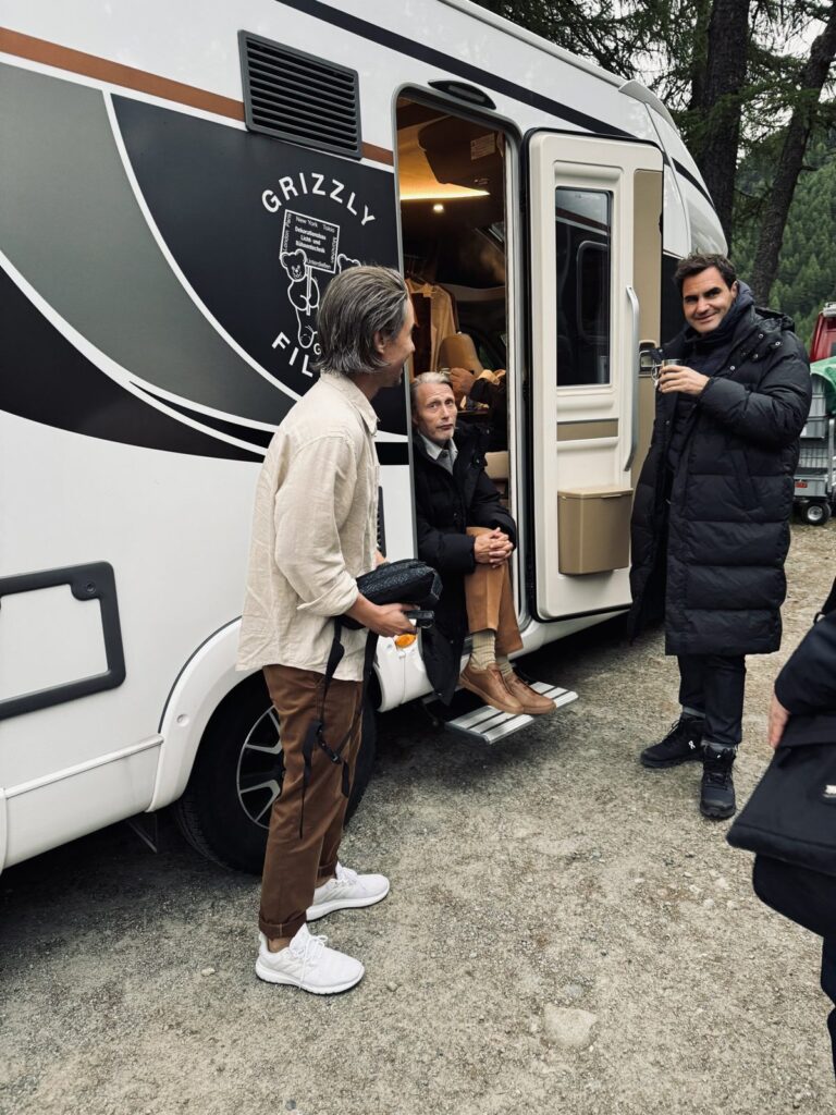 Hinter den Kulissen bei den Dreharbeiten zum Werbefilm in der Schweiz mit Mads Mikkelsen und Roger Federer