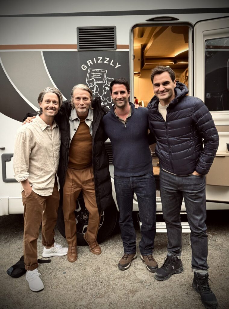Gruppenfoto vor einem Wohnmobil während der Dreharbeiten zum Werbefilm in der Schweiz
